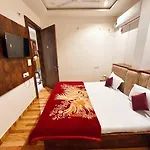 Laxmi Residency ! Nearby Prem Mandir & Isckon Temple