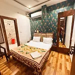 Laxmi Residency ! Nearby Prem Mandir & Isckon Temple