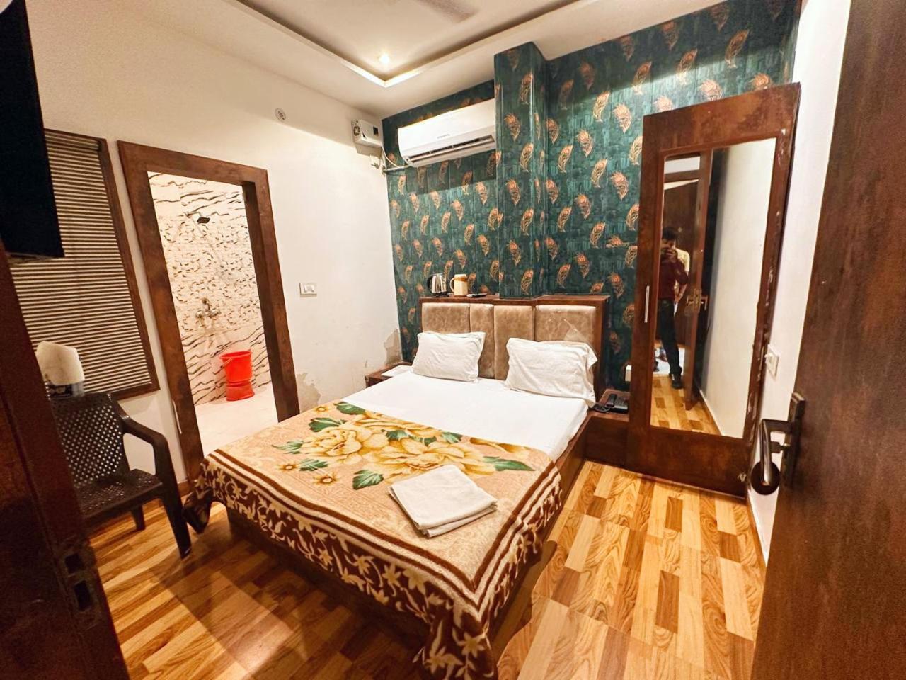 Laxmi Residency ! Nearby Prem Mandir & Isckon Temple 3*
