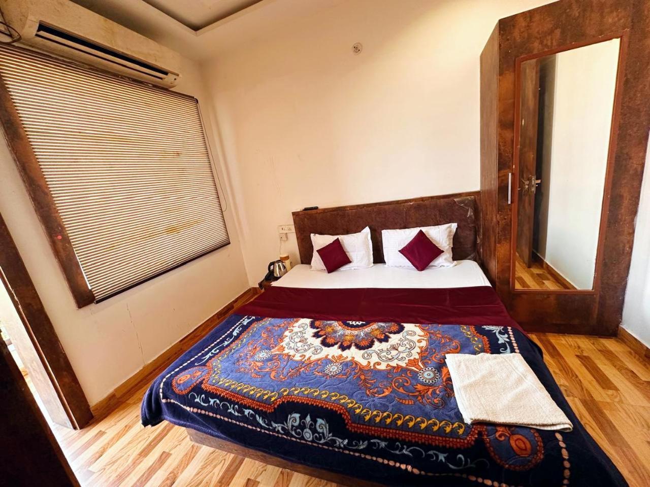 Laxmi Residency ! Nearby Prem Mandir & Isckon Temple Hotel Vrindavan