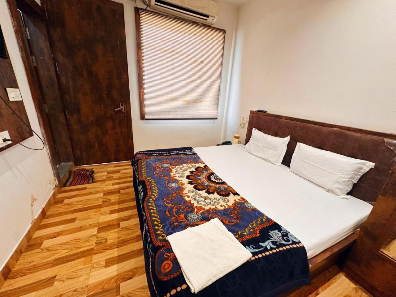 Hotel Laxmi Residency ! Nearby Prem Mandir & Isckon Temple Vrindavan