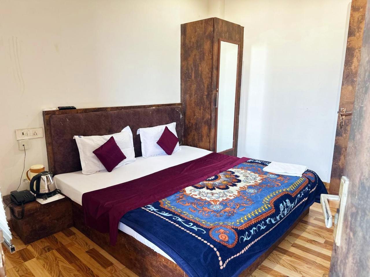 Laxmi Residency ! Nearby Prem Mandir & Isckon Temple Hotel